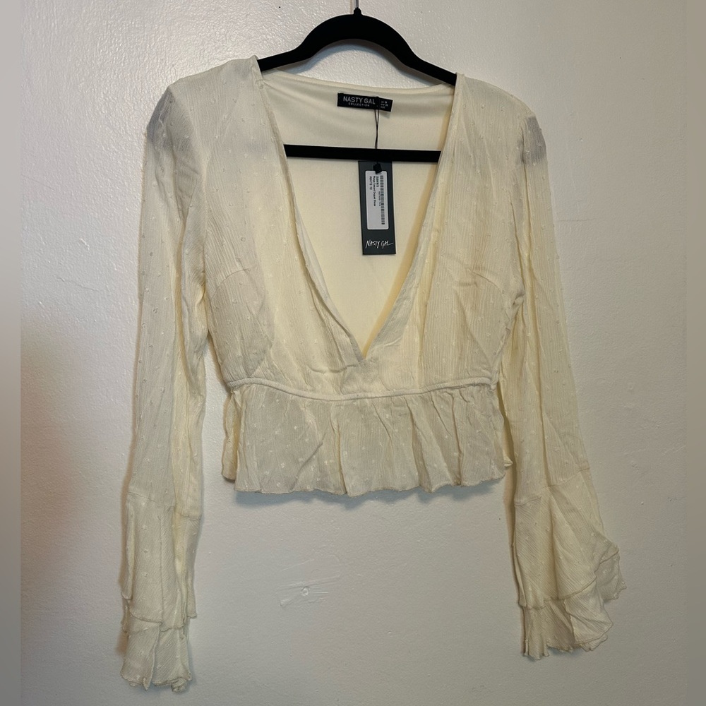 Off-white Plunge neck blouse - slightly cropped - Nasty Gal